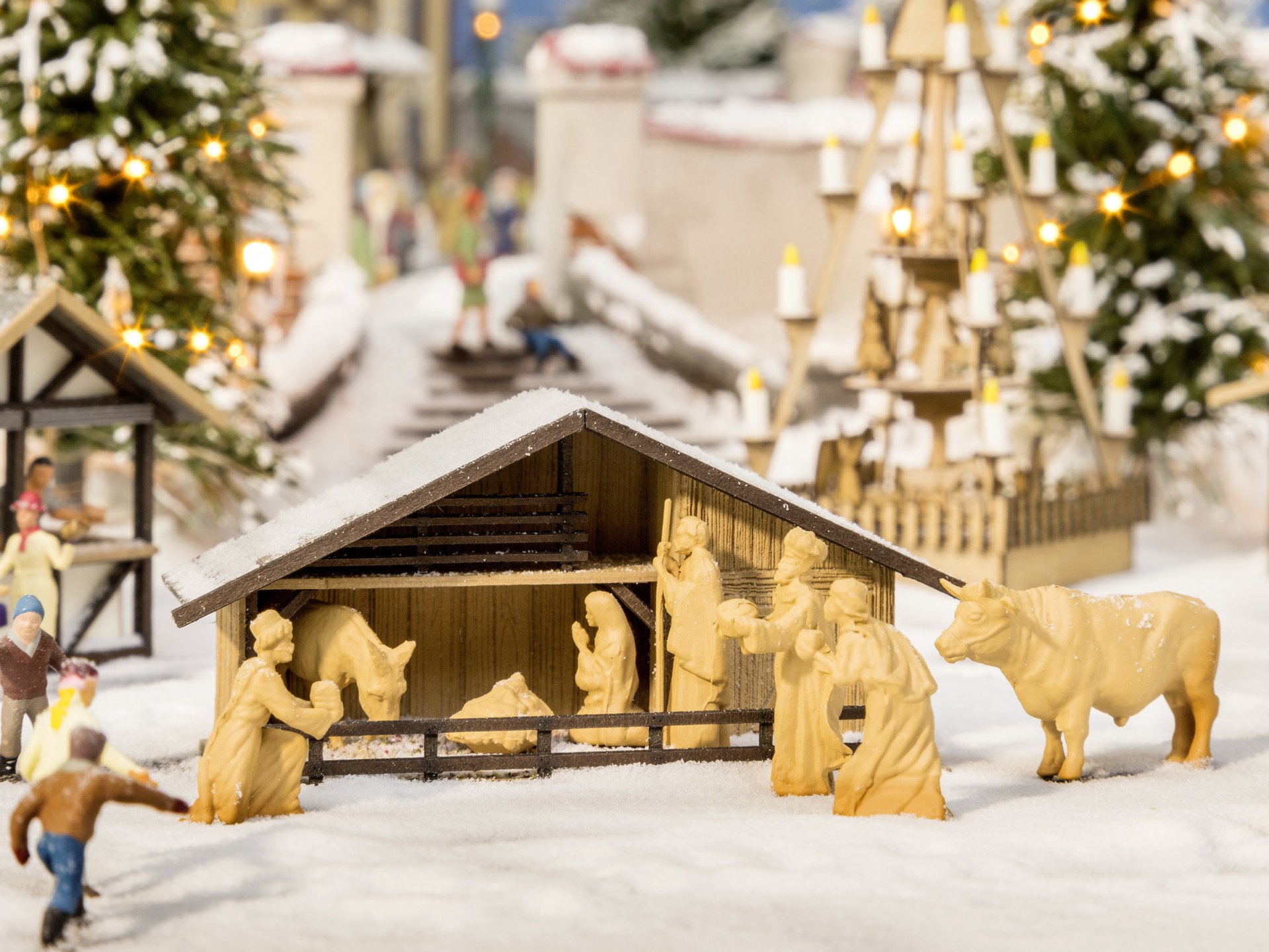 Weihnachtsmarkt-Krippe mit Figuren in Holzoptik