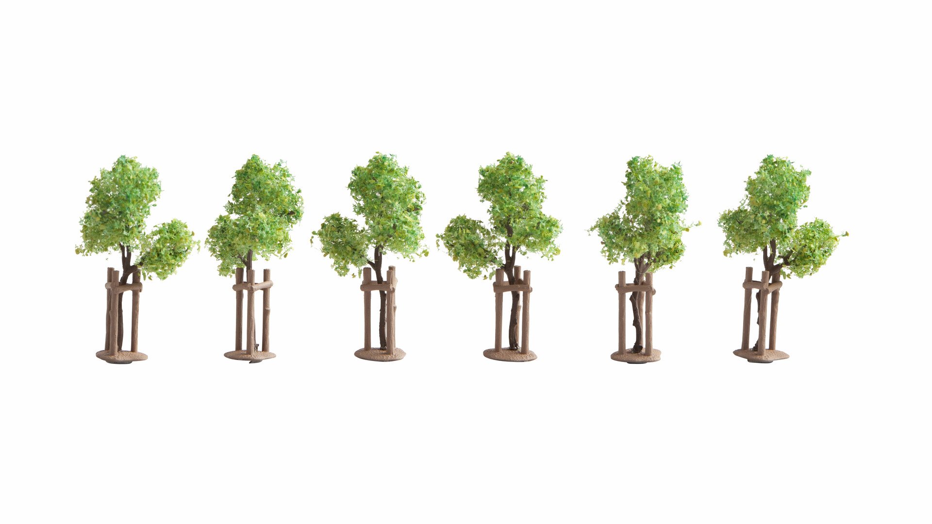 Junge Bäume mit Baumstützen